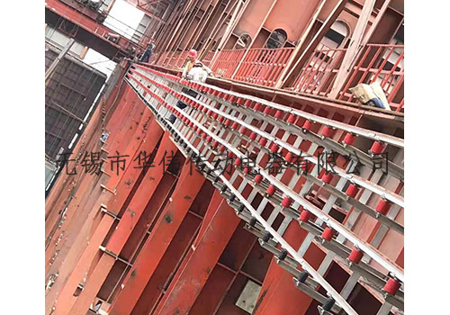 鋼體滑觸線的結(jié)構(gòu)使得它能夠耐受高溫高電壓強(qiáng)腐蝕多粉塵等惡劣環(huán)境